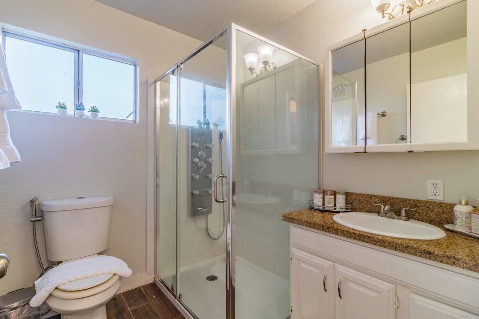 Chuveiro/banheira combinados, produtos de toalete grátis