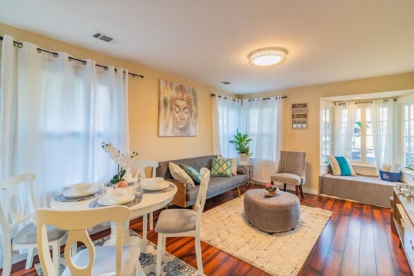 Téléviseur à écran plat, livres