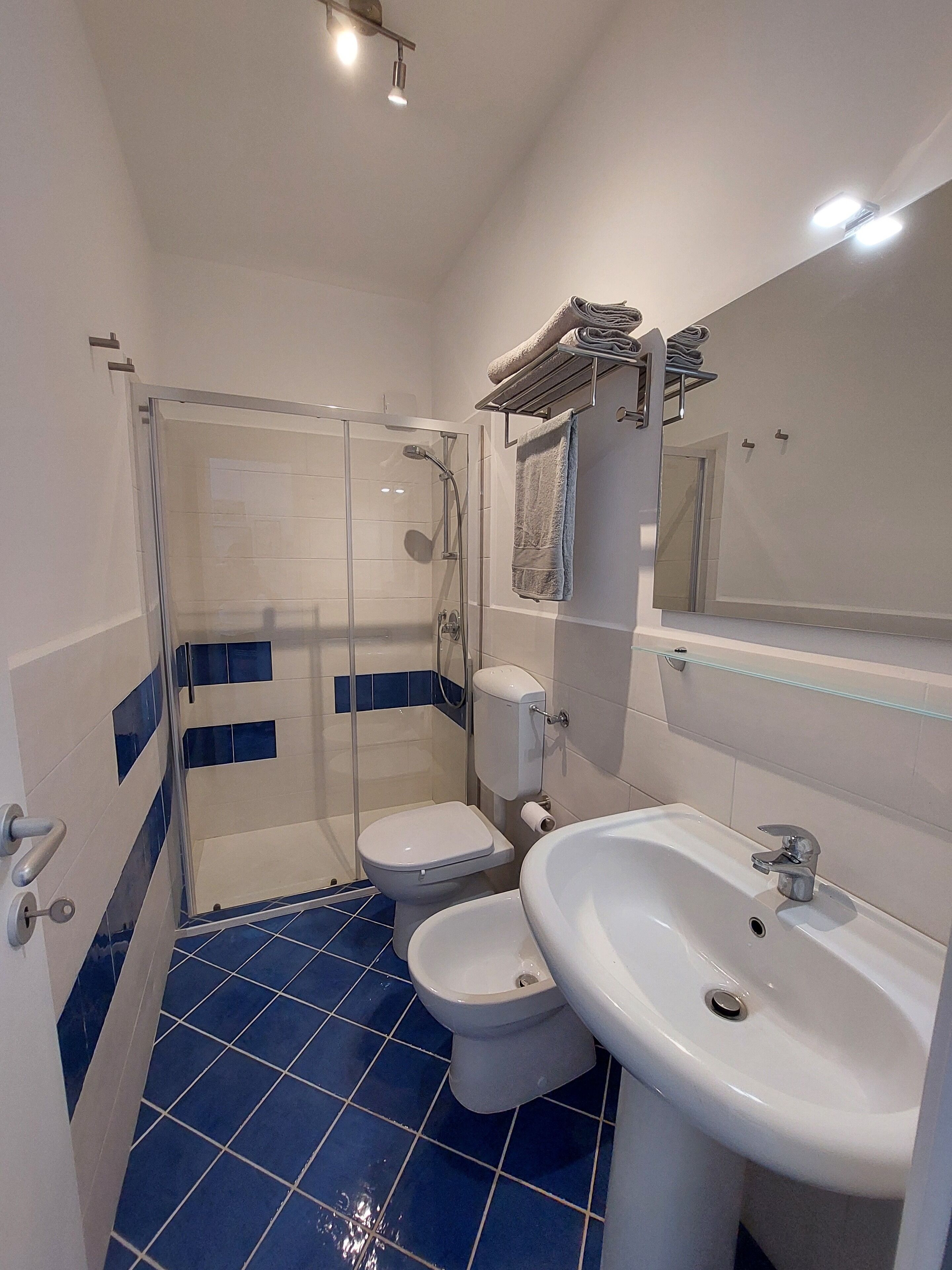 Doccia, asciugacapelli, bidet, asciugamani
