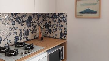 Kühlschrank, Mikrowelle, Ofen, Herdplatte