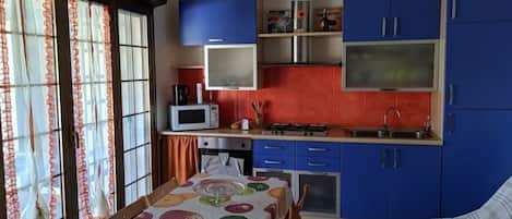 Réfrigérateur, four à micro-ondes, un four, surface de cuisson