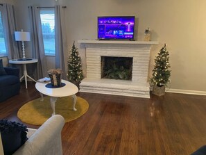 TV - Lovely Retreat Backyard With Deck & entertain room (Mason)