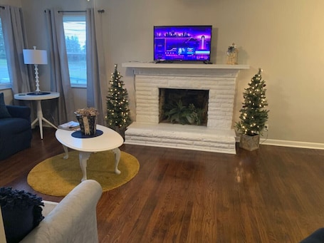 TV. Lovely Retreat Backyard With Deck & entertain room