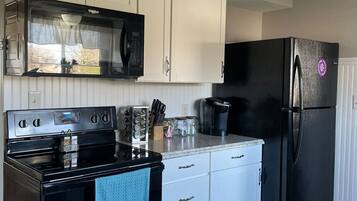 Een koelkast, een microgolfoven, een oven, een kookplaat