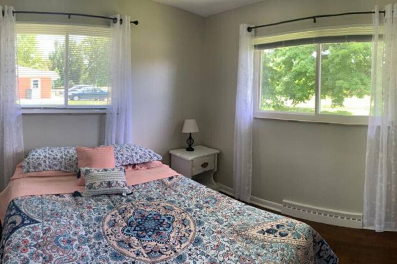 4 habitaciones, tabla de planchar con plancha, wifi y ropa de cama 