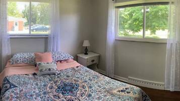 4 habitaciones, tabla de planchar con plancha, wifi y ropa de cama