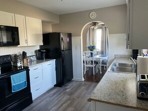 Jääkaappi, mikroaaltouuni, uuni, liesi