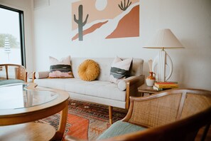 Smart TV, fireplace, music library - Desert Hues - A Private & Spacious Retreat w/Pool (Tucson)