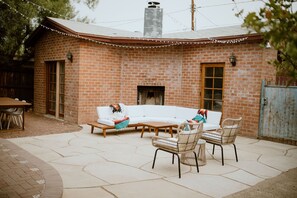 Terrace/patio - Desert Hues - A Private & Spacious Retreat w/Pool (Tucson)