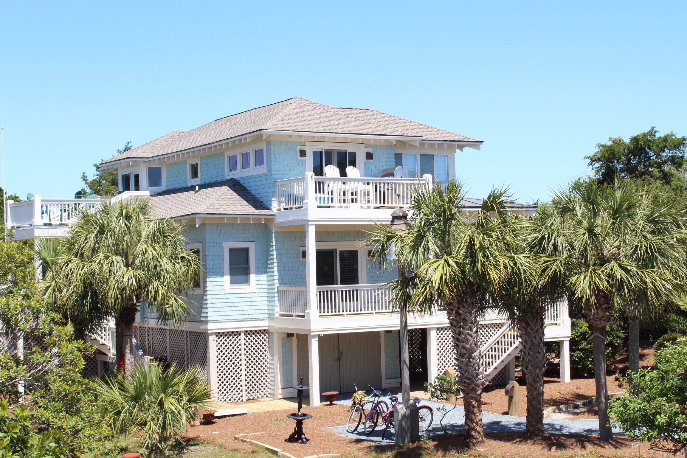 Fully updated 4 bed/3.5 bath/5 porches, ideal location btwn harbor & BHI club!  