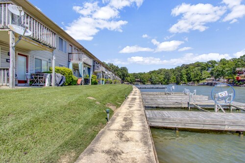 Lake Front Condo with Boat Slip / Unit 9 / Close to Bathhouse Row and Oaklawn!