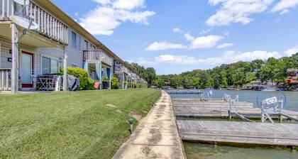 Lake Front Condo with Boat Slip / Unit 9 / Close to Bathhouse Row and Oaklawn!