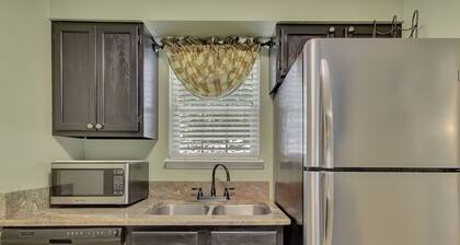 Lake Front Condo with Boat Slip / Unit 9 / Close to Bathhouse Row and Oaklawn!