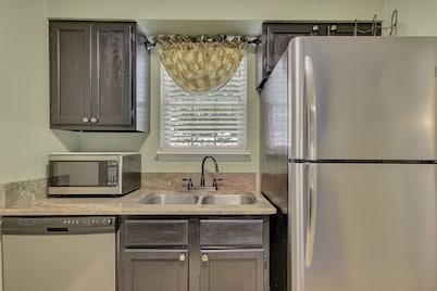 Lake Front Condo with Boat Slip / Unit 9 / Close to Bathhouse Row and Oaklawn!