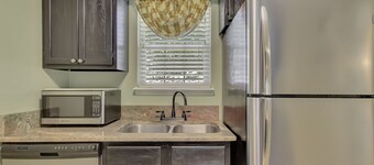 Lake Front Condo with Boat Slip / Unit 9 / Close to Bathhouse Row and Oaklawn!