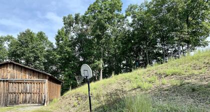 Hilltop 10 acre Cabin Retreat Getaway - WiFi!