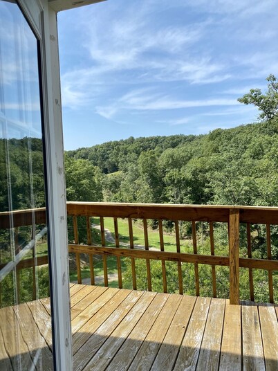 Hilltop 10 acre Cabin Retreat Getaway - WiFi!