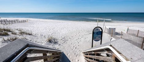 Plage à proximité, chaises longues