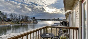 Lake Front Condo, With Boat Slip / Unit 10 / Close to Bathhouse Row and Oaklawn!