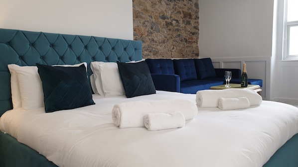 6 bedrooms, iron/ironing board, WiFi, bed sheets