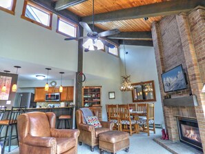 Televisión y chimenea 