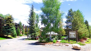 Una calle residencial con un cartel que indica The Lodge at Steamboat.