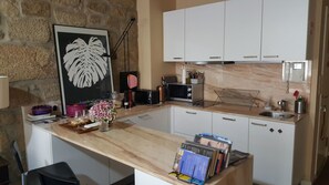 Kylskåp, mikrovågsugn, spishäll och diskmaskin