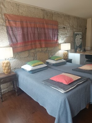 1 habitación, tabla de planchar con plancha, wifi gratis y ropa de cama 