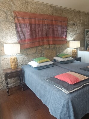 1 habitación, tabla de planchar con plancha, wifi gratis y ropa de cama 