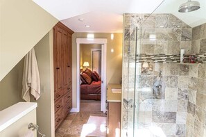 Combined shower/bathtub, jetted bath, towels