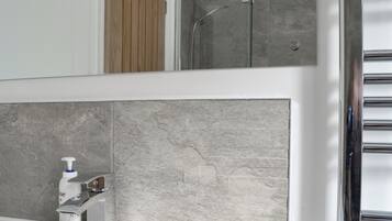 Rainfall showerhead, towels