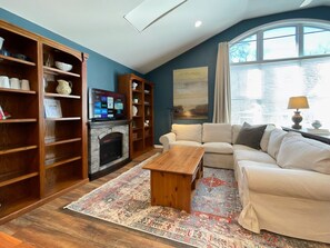 TV connectée, cheminée, livres