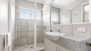 Baignoire, baignoire à jets, papier toilette