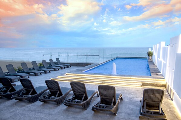 Piscine extérieure, chaises longues