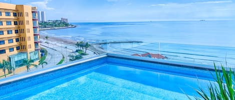 Piscina externa, funciona das 9h às 22h, espreguiçadeiras