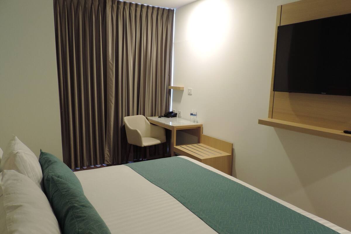 Executive Room, 1 King Bed, Terrace | Premium bedding, down comforters, in-room safe, desk