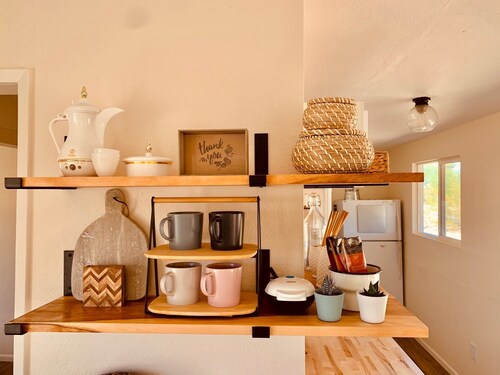 Comfy Cottage With Writer Cabin and Book Nook. Pet-Friendly Fully Fenced Yard