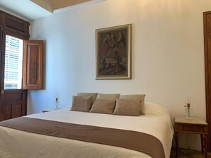 Classic Double Room (Mamatiz) | Iron/ironing board, free WiFi, bed sheets - Casa Araiza Centro de Guadalajara (Guadalajara)