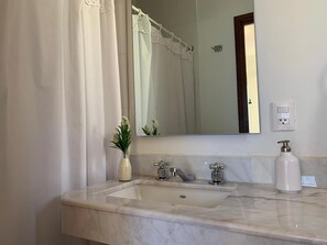 Kamar Double Klasik (Micaela) | Wastafel kamar mandi