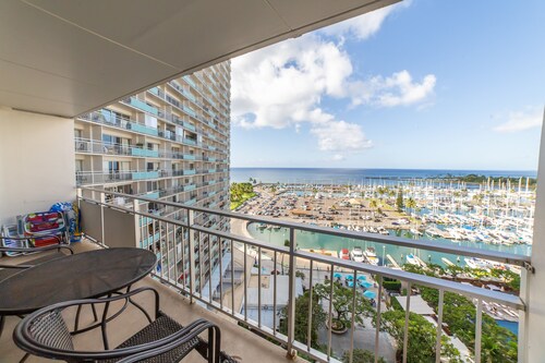 Luxury Ocean Marina View Studio World Famous Ilikai NO RESORT FEES! FREE WIFI