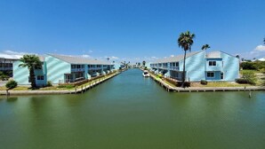Un canal flanqueado por edificios.