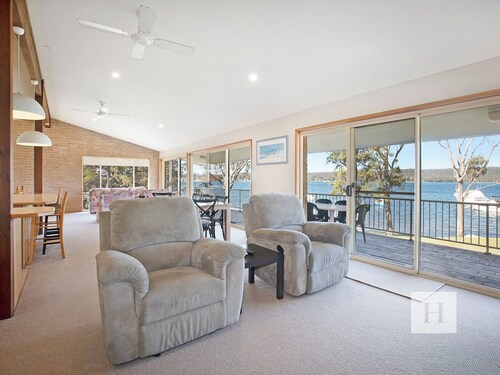 The Waterfront - Close to shops, club, boat ramp!