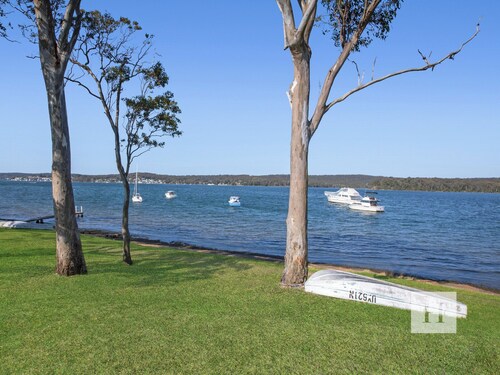 The Waterfront - Close to shops, club, boat ramp!