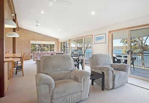 The Waterfront - Close to shops, club, boat ramp!