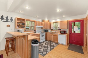 冷蔵庫、電子レンジ、オーブン、コンロ