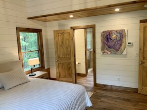 3 chambres, fer et planche à repasser, lit de bébé portatif