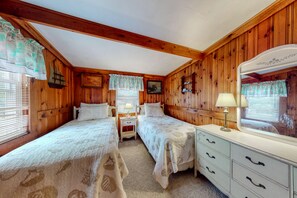 4 bedrooms, iron/ironing board, Internet, bed sheets