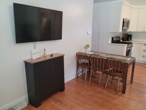Réfrigérateur, four à micro-ondes, un four, surface de cuisson