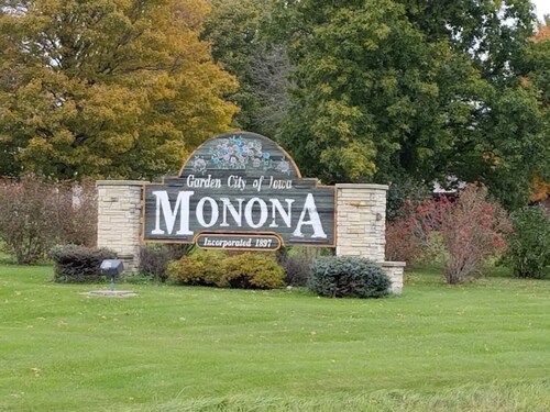 Cottage on Main/Monona Iowa is in the middle of everything in the driftless area