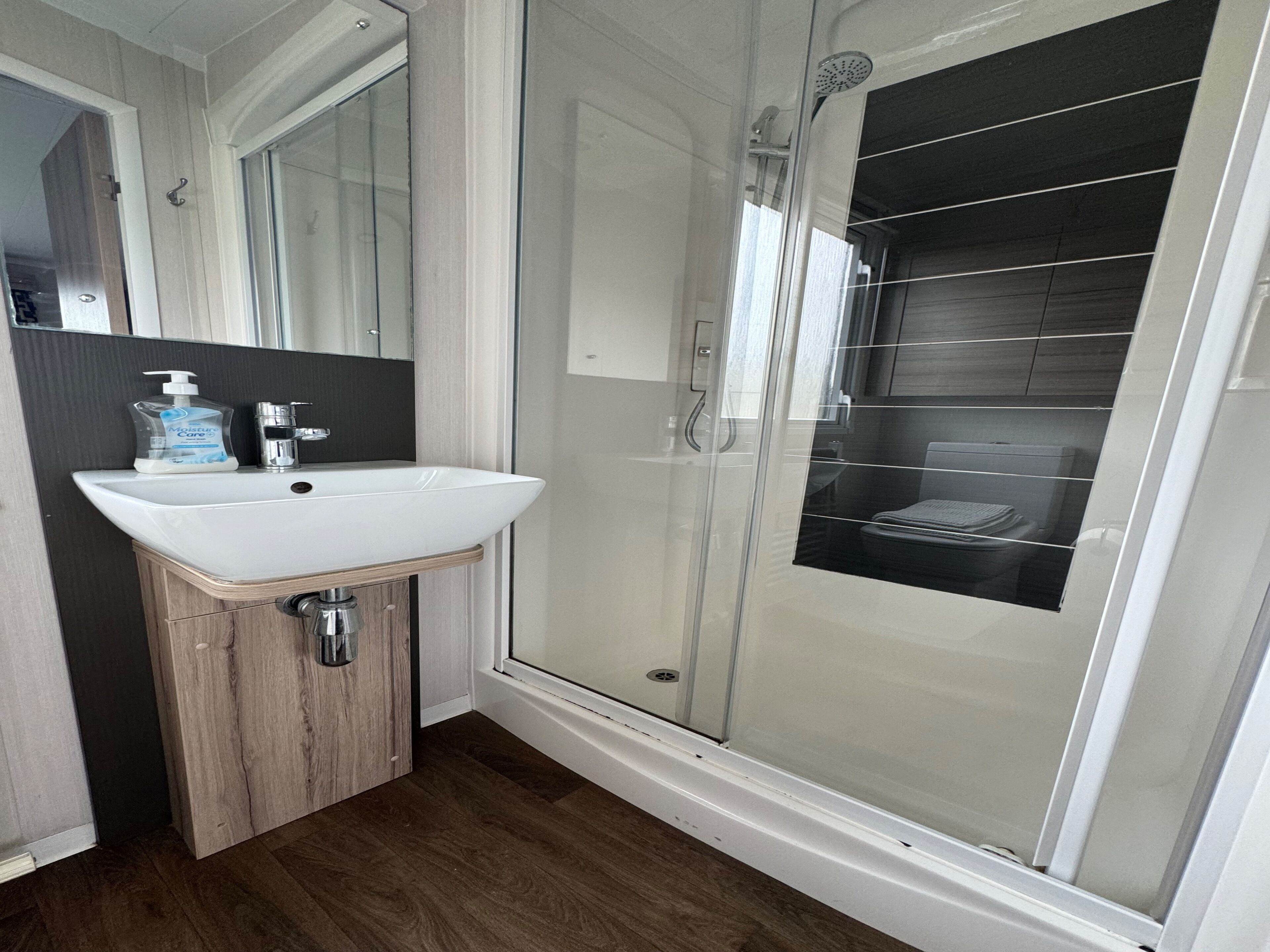 Kabin | Kamar mandi | Shower dan handuk